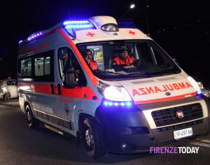 Scoppia una rissa: giovane accoltellato in strada, è grave