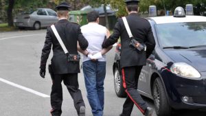 Nasconde la droga in un pacchetto di sigarette: arrestato