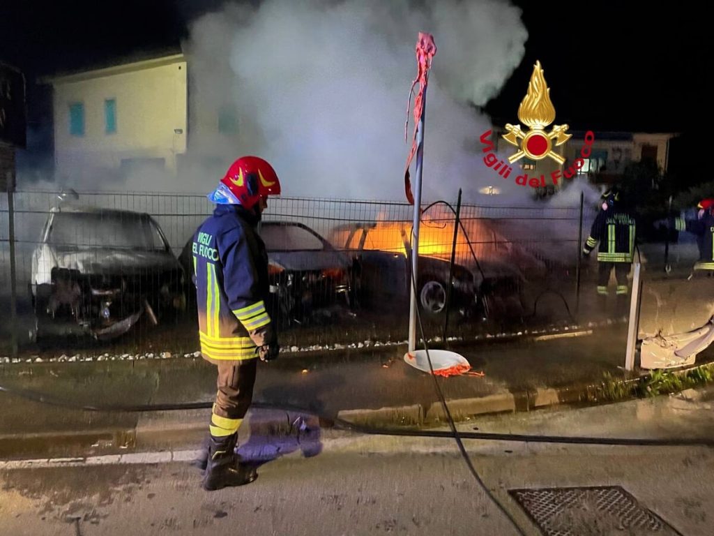 Diverse auto in fiamme, da capire le cause del rogo / FOTO