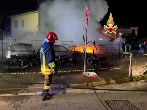 Diverse auto in fiamme, da capire le cause del rogo / FOTO