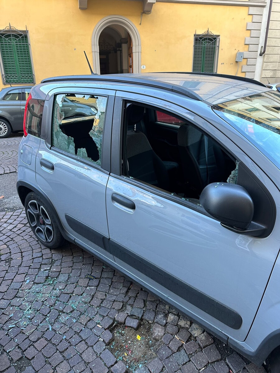 Numerose auto colpite in centro storico / FOTO