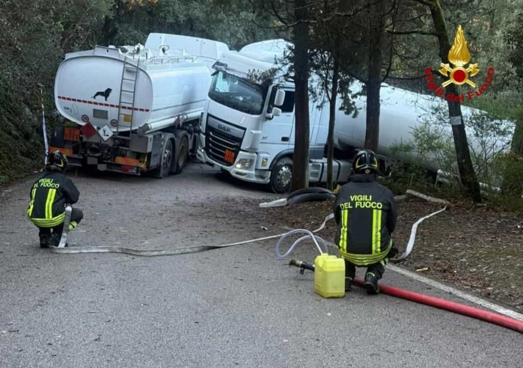 Tre giorni di lavori, alla fine rimossa l'autocisterna persa col navigatore e incastrata sulla stradina in salita