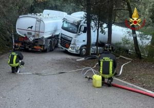 Tre giorni di lavori, alla fine rimossa l'autocisterna persa col navigatore e incastrata sulla stradina in salita