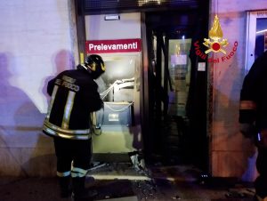 Bancomat esploso, intervento di vigili del fuoco e carabinieri