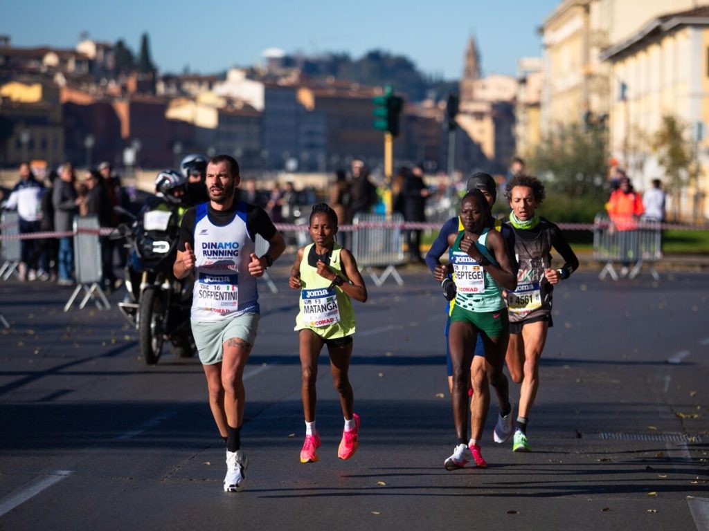 Divieti per la Firenze Marathon 2024: percorso sui viali con partenza e arrivo in piazza Duomo