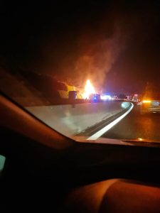 Veicolo in fiamme: traffico bloccato / FOTO