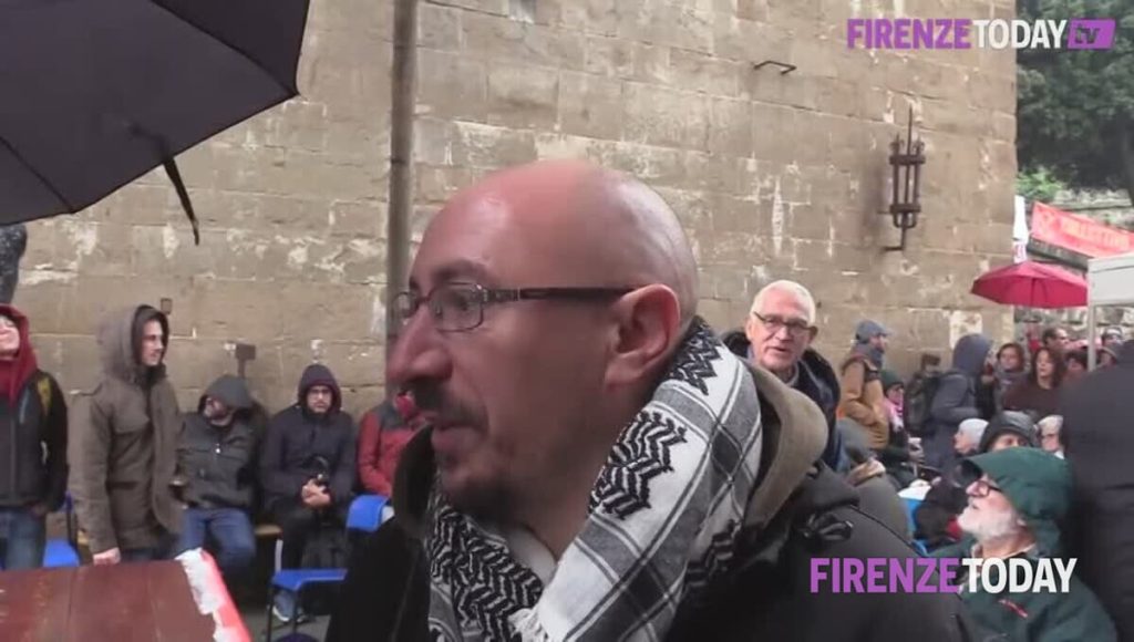 In tanti con gli ex Gkn a San Niccolò nonostante la pioggia, anche Christian Raimo: "Non ci fermiamo" / FOTO - VIDEO