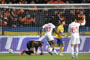 Apoel Nicosia-Fiorentina 2-1, le pagelle: male Adli, Quarta e Moreno non convincono