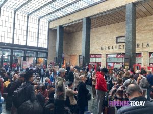 Sciopero dei treni, rabbia dei pendolari: “Sulla sicurezza basta slogan, hanno ragione i ferrovieri” / FOTO