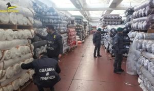 Contrabbando nel distretto, sequestro di 2 milioni di metri di tessuto e gli imprenditori insorgono: ecco perché 