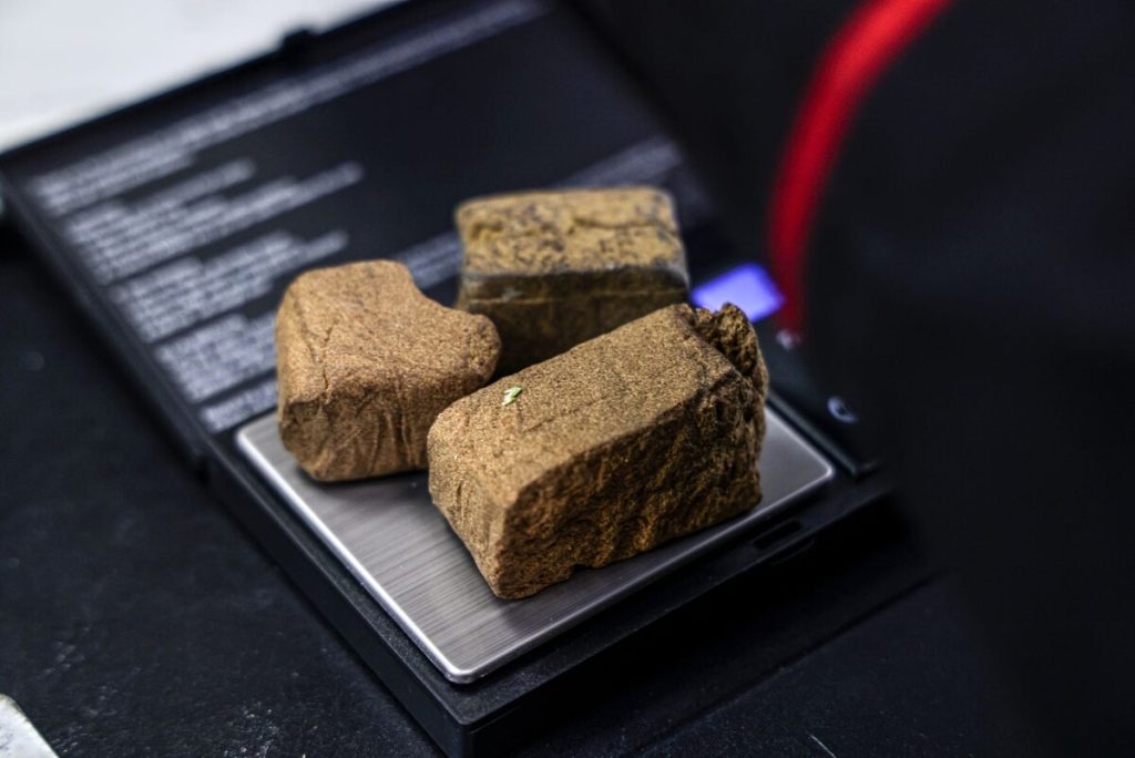 Follia dopo un controllo per lo spaccio di droga: inseguimenti, aggressioni e un garage con 40 chili di hashish