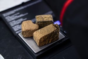 Follia dopo un controllo per lo spaccio di droga: inseguimenti, aggressioni e un garage con 40 chili di hashish