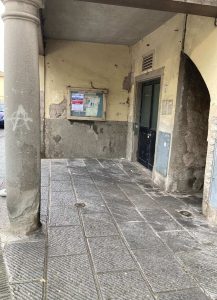 Sacchi di rifiuti abbandonati in pieno centro: tre residenti multati