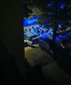 Poggetto sempre più giù: uomo nudo delira nel quartiere