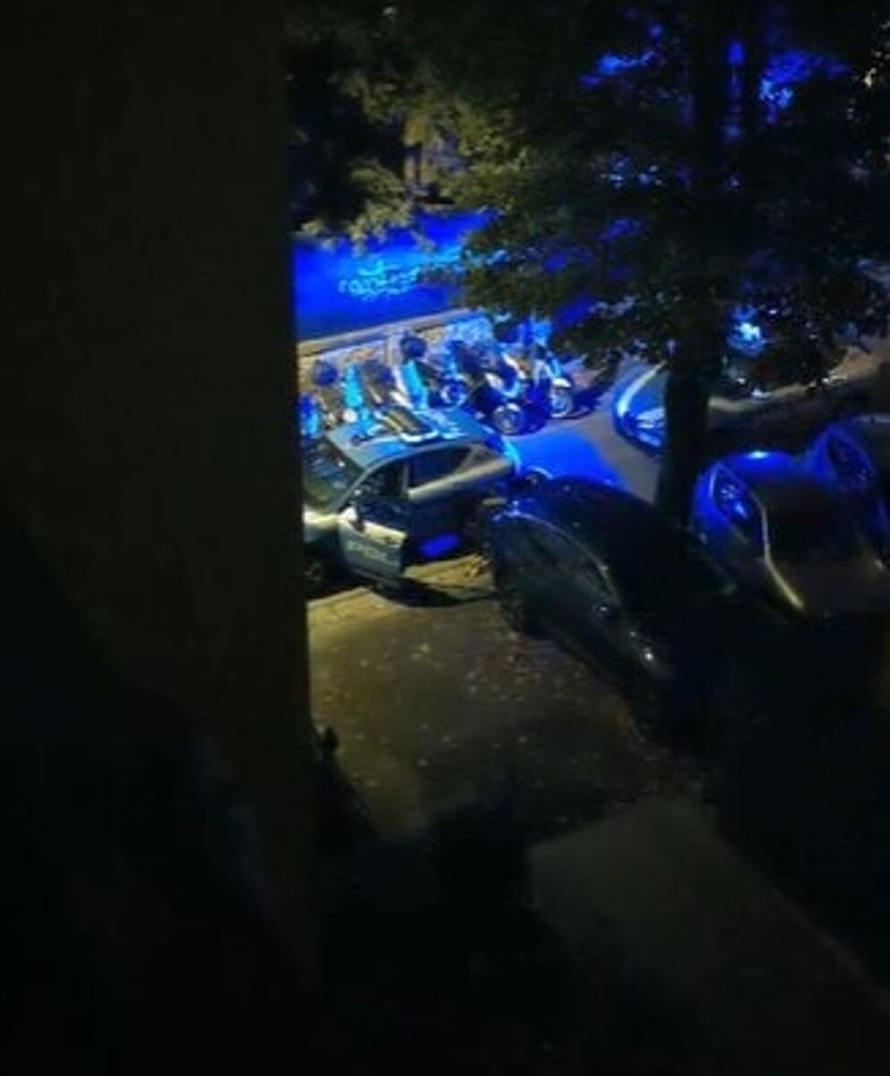 Poggetto sempre più giù: uomo nudo delira nel quartiere