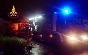 Grave incendio, edificio distrutto dalle fiamme