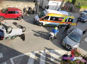 Grave incidente: auto ribaltata, conducente in codice rosso / FOTO