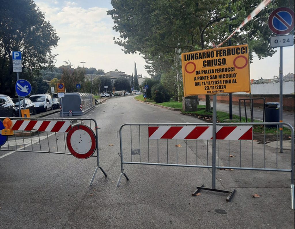 Lavori su ponte San Niccolò, lungarno chiuso e incidente in piazza Beccaria: paralisi traffico