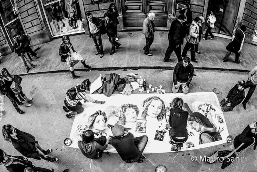 Centro storico, madonnaro denuncia: "Aggredito da automobilista in zona pedonale"