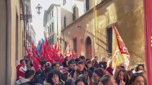 Protestano i lavoratori della moda, i sindacati: "12mila posti di lavoro a rischio a Firenze" / VIDEO e FOTO