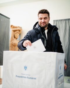 Elezioni presidenziali in Romania, l'ex viola Adrian Mutu vota al seggio di Prato
