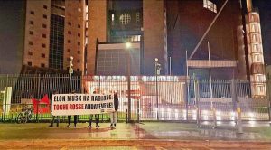 Striscioni per Musk e contro i giudici, Pd e sinistra: "Ferma condanna". L'Anm toscana: "Sconcerto e preoccupazione"