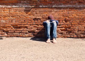 Metamorfosi del bullo, effetti sulla vittima e il ruolo della società distratta  Podcast