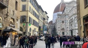 Banchi abusivi, occupazioni irregolari e un David troppo 'erotico': 12mila euro di multe in centro storico
