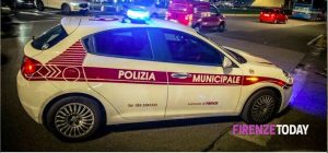 Fuga in scooter dalla municipale tra rossi e marciapiede, poi finisce in terra: alla guida c'era un 17enne