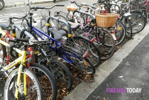 Due giorni di pulizie delle rastrelliere: per chi lascia la bici multa di oltre 40 euro