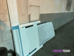 Rifiuti abbandonati Via Manni 65