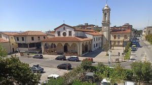 Spray al peperoncino spruzzato in chiesa: la messa si celebra all'aperto