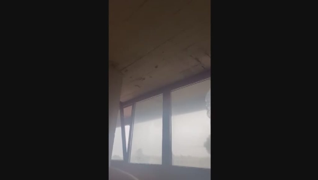 Scuola con infiltrazioni e acqua rugginosa dai rubinetti: "Situazione insostenibile" / VIDEO e FOTO