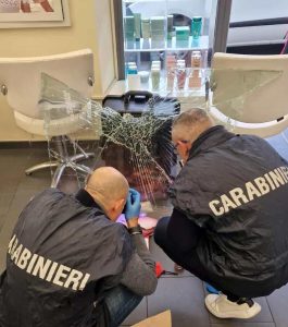 Reggello, rubano auto e fanno spaccata contro nota gioielleria