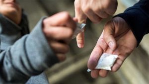 Porta droga e bilancino di precisione a una festa privata: trentenne pratese in manette per spaccio