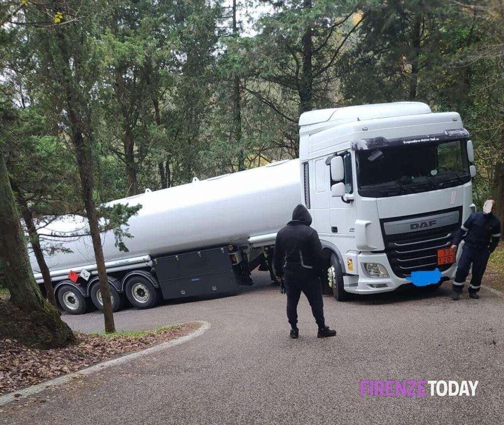 Tradito dal navigatore, tir resta incastrato in curva: devono intervenire pompieri e polizia municipale / FOTO
