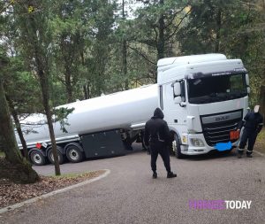 Tradito dal navigatore, tir resta incastrato in curva: devono intervenire pompieri e polizia municipale / FOTO