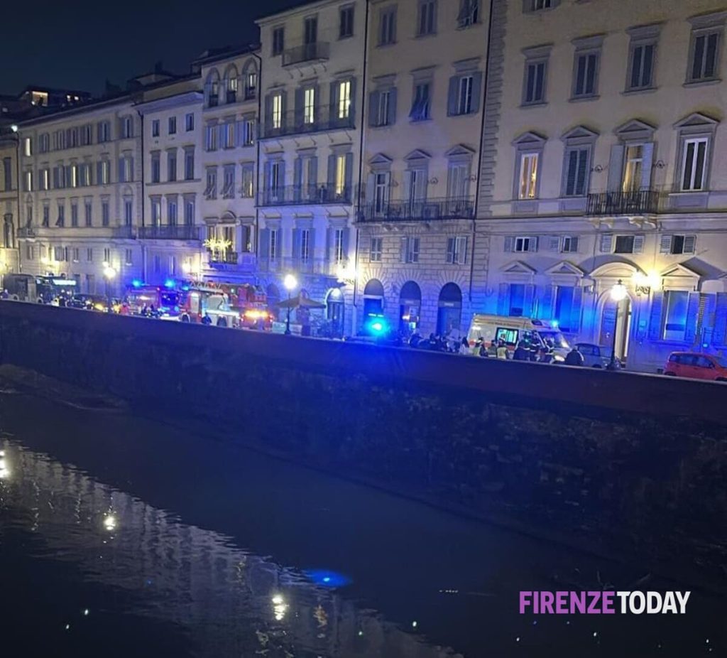 Uomo in Arno, recuperato dai vigili del fuoco / VIDEO