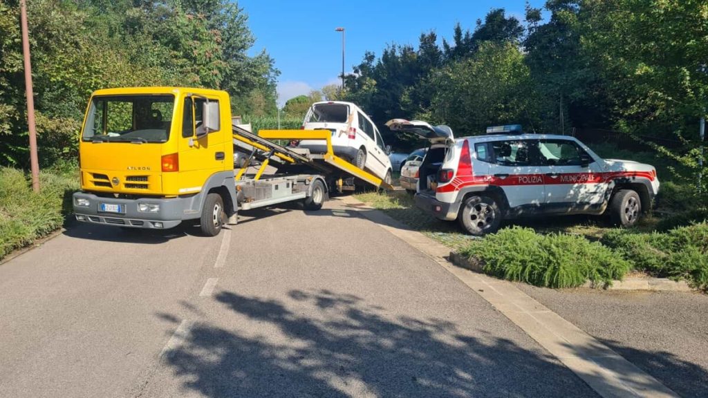 Task force anti abbandono nel Chianti: rimosse una quindicina di auto a ‘fine vita’