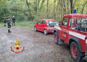 Genitori con bambini si perdono nel bosco in zona impervia, devono intervenire i vigili del fuoco
