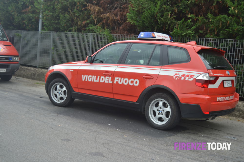 Incidente sul lavoro: operaio cade da una scala, vigili del fuoco sul posto per recuperarlo