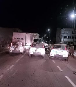 Furgoni intraversati e strade bloccate: furto da film a Vinci