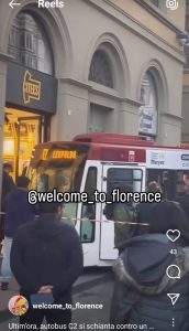 Duomo: “bussino” contro vetrina di un negozio