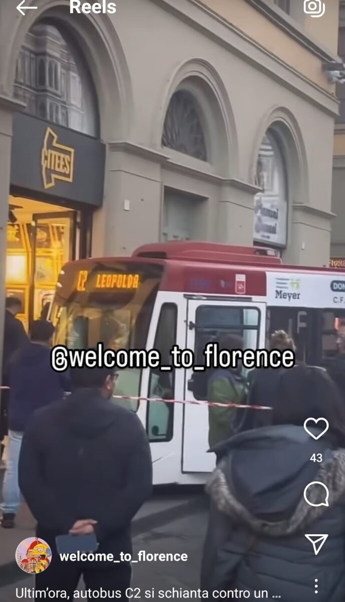 Duomo: “bussino” contro vetrina di un negozio