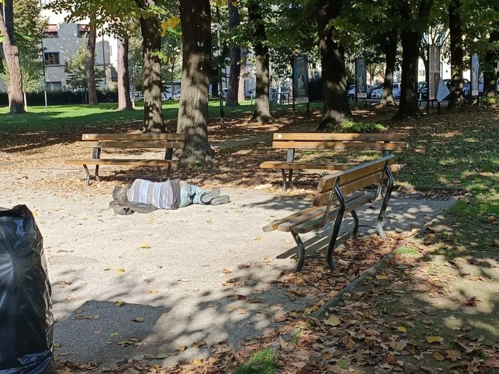 Giardino usato come dormitorio, gli abitanti di Gavinana: “La sera non ci sentiamo sicuri”/ FOTO
