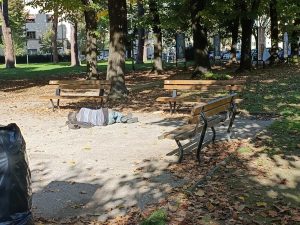 Giardino usato come dormitorio, gli abitanti di Gavinana: “La sera non ci sentiamo sicuri”/ FOTO