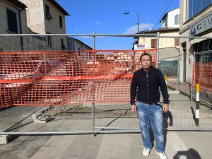Cantiere infinito in via Baracca, commercianti furiosi: “Difficile lavorare così” / FOTO