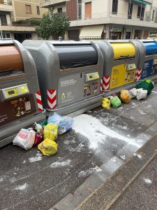 Strade sporche senza pulizia, Alia: “Colpa delle auto parcheggiate” / FOTO