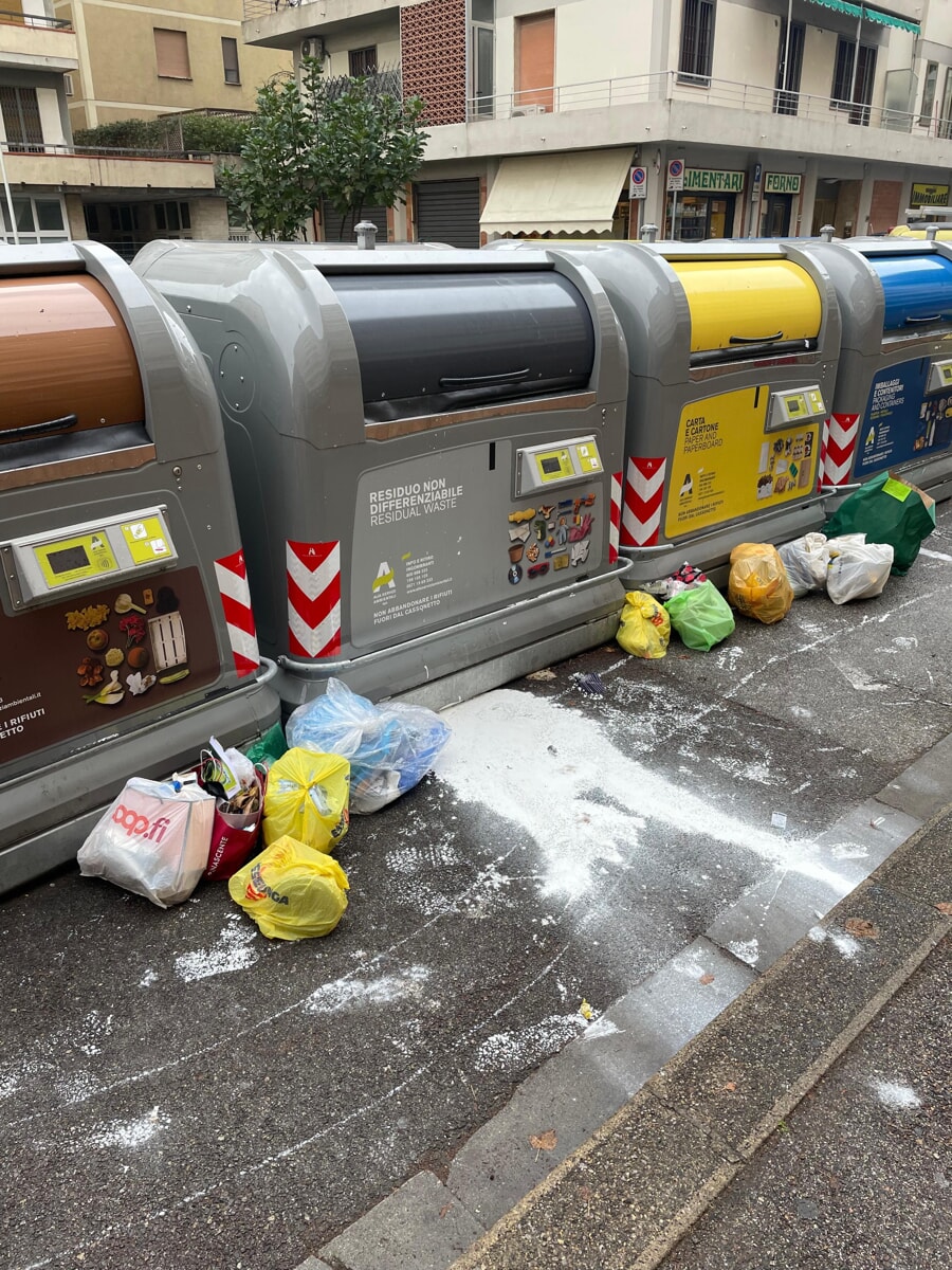 Strade sporche senza pulizia, Alia: “Colpa delle auto parcheggiate” / FOTO