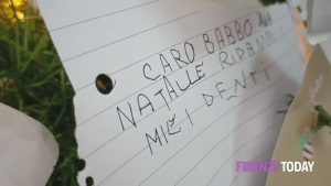 "Caro Babbo Natale". Alla stazione messaggi di speranza sull'albero dei viaggiatori / VIDEO